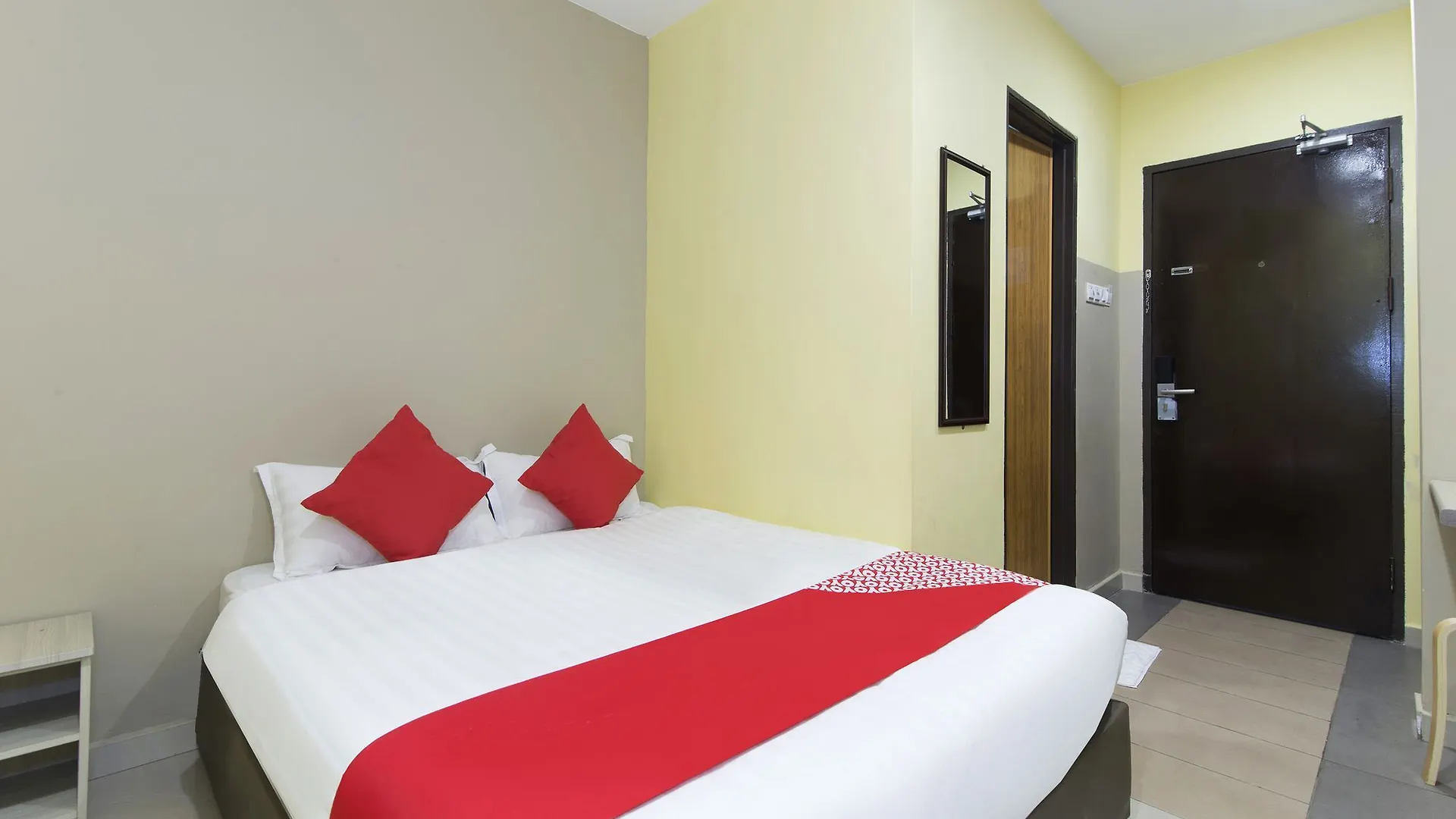 **  Oyo 338 Hotel Raja Bot Kuala Lumpur Ma­lay­sia
